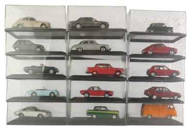une vitrine présentant de nombreux modèles de voitures différents
