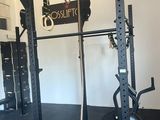 une photo d'une salle de CrossFit avec un vélo au milieu de la pièce