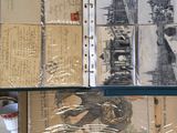 un grand nombre de documents posés sur une table