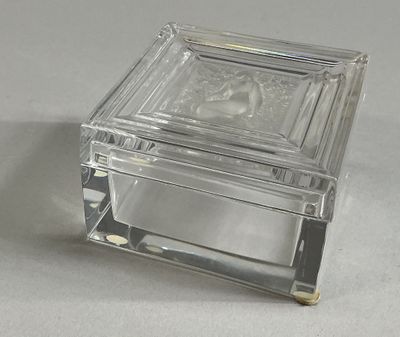 une boîte en verre transparent sur laquelle est représentée une image