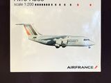 une photo d'une photo d'un avion exposé