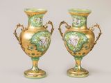 deux vases en or ornés de motifs verts et blancs