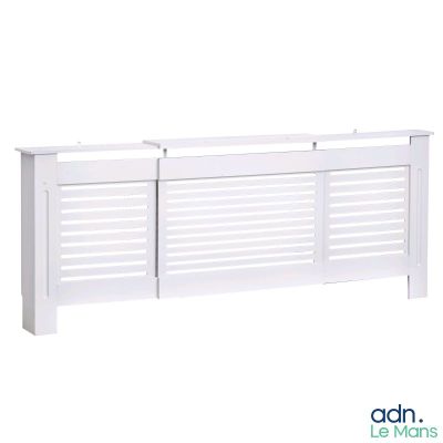 un gros plan sur un cache-radiateur blanc accroché à un mur blanc