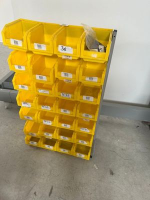 Des bacs jaunes sont empilés les uns sur les autres dans un garage