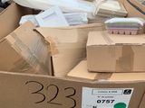 de nombreuses boîtes de nourriture posées sur un carton dans un magasin