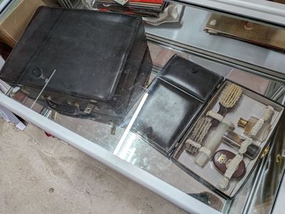 une valise noire posée sur une table en verre