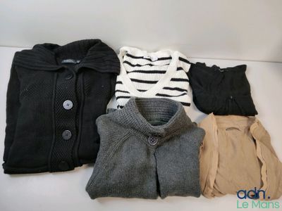 trois paires de pulls et une veste-pull posés sur une table