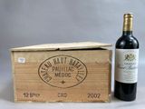 une boîte en bois avec une bouteille de vin à l'intérieur
