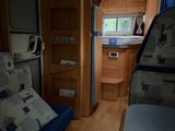 un canapé et un lit dans une petite pièce