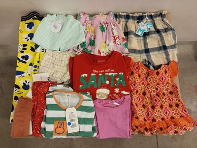 beaucoup de vêtements qui traînent par terre