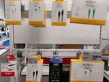 de nombreux modèles de casques exposés dans un magasin