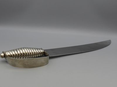 Thiers France, sabre à sabrer le champagne en métal argenté …