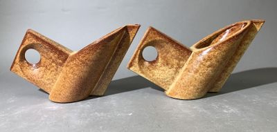 deux vases marron posés sur une table