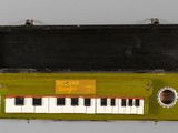 un clavier de piano vert et blanc avec des touches noires et blanches