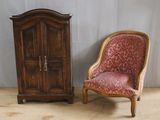 une chaise et une armoire dans une pièce