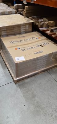 de nombreux cartons qui traînent par terre dans le magasin
