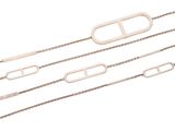 un gros plan sur un ensemble de chaînes métalliques sur fond blanc