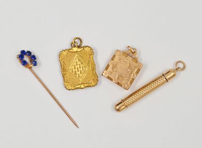 trois objets plaqués or, à savoir une aiguille, un livre et un marque-page