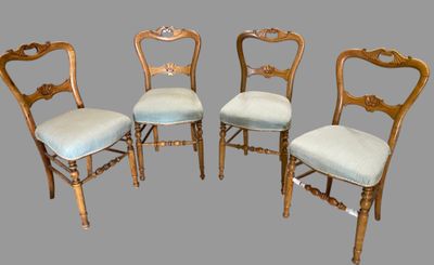 quatre chaises anciennes avec dossier rembourré et garnitures à la feuille d'or