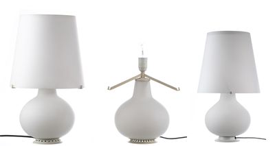 trois lampes de table blanches avec un abat-jour blanc et un abat-jour blanc
