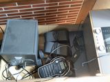 un boîtier électronique posé sur une table