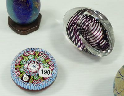 trois types différents d'objets en verre exposés sur une table