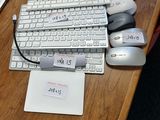 un clavier et une souris d'ordinateur posés sur un bureau, à côté d'un bloc-notes