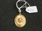 une image représentant un collier en or orné d'une perle au centre