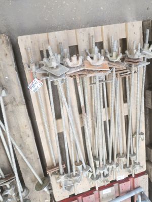 plusieurs pièces de bois sont empilées sur des palettes dans un entrepôt