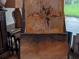 un chevalet sur lequel est posé un tableau, dans un salon