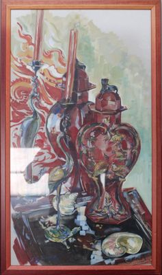 tableau représentant un vase rouge avec des fleurs et des bougies posés sur une table