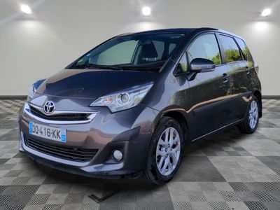 La Toyota Sienna est garée dans un garage dont le sol est à damier.