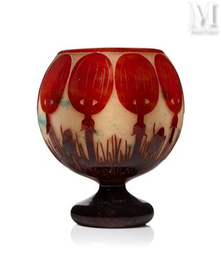un vase rouge et blanc posé sur un socle noir