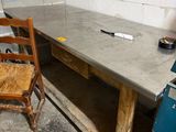 une table avec une chaise à côté, dans une pièce