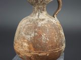 un vase posé sur une boîte transparente