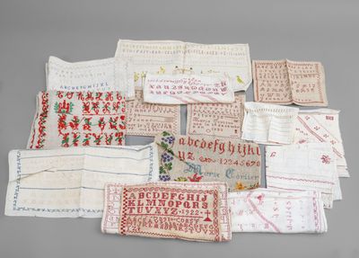 plusieurs types différents de tissus brodés sur un fond gris