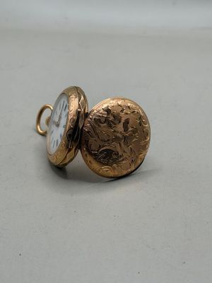 gros plan d'une montre de poche sur une table