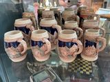 de nombreuses chopes à bière exposées dans une vitrine