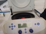 une machine posée sur un comptoir