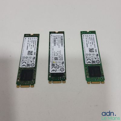 three pci - e modules are sitting on top of a table