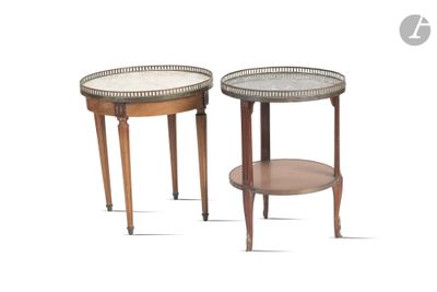 deux petites tables sur lesquelles est posé un plateau