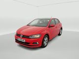 une Volkswagen Polo rouge garée dans une pièce blanche
