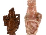 deux vases sculptés, de formes et de tailles différentes, posés sur une surface blanche