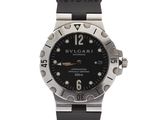 un gros plan d'une montre sur un fond blanc avec un fond blanc