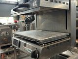 un barbecue posé au milieu d'une pièce