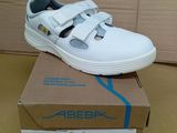 une boîte sur laquelle est posée une paire de chaussures