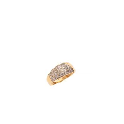 une bague en or avec des diamants sur fond blanc