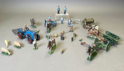 de nombreuses figurines de différents types et tailles sur la table