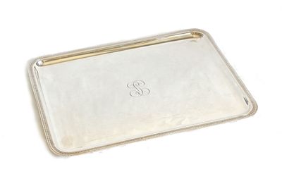 un plateau en argent orné d'un monogramme