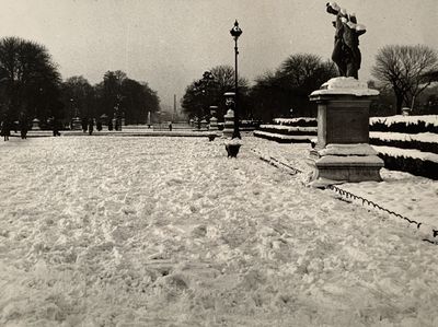 une photo en noir et blanc d'une statue dans la neige